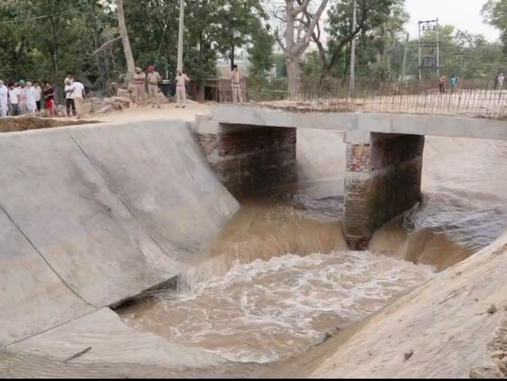 मानसा के भीखी में फिर टूटी नहर:  बड़ी दरार आई, धान की फसल और घरों में घुसा पानी; किसानों को भारी नुकसान – Mansa News