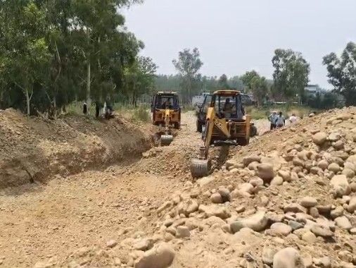 पठानकोट के पंगोली में ड्रैंच निर्माण पर विवाद:  ग्रामीणों ने लगाया पक्षपात का आरोप; निजी जमीन बचाने के लिए पानी का रुख मोड़ने की आशंका – Pathankot News