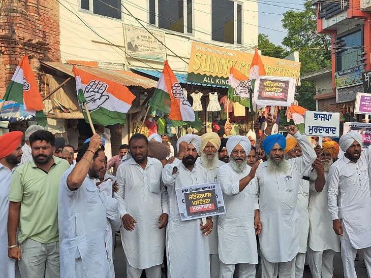 फरीदकोट में कांग्रेस का प्रदर्शन:  भाजपा नेता मल्होत्रा का पुतला फूंका; पंजाबियों पर टिप्पणी को लेकर सार्वजनिक माफी की मांग – Faridkot News