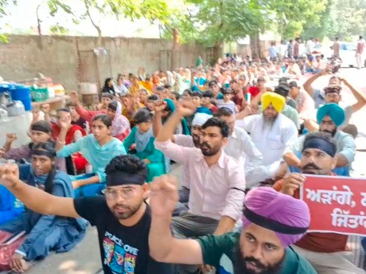 संगरूर में 5994 शिक्षक 11 दिन से धरने पर:  धूरी में काली पट्टियां बांधकर पंजाब सरकार के खिलाफ प्रदर्शन, बोले- ‘I Am Teacher, Not A Criminal’ – Sangrur News