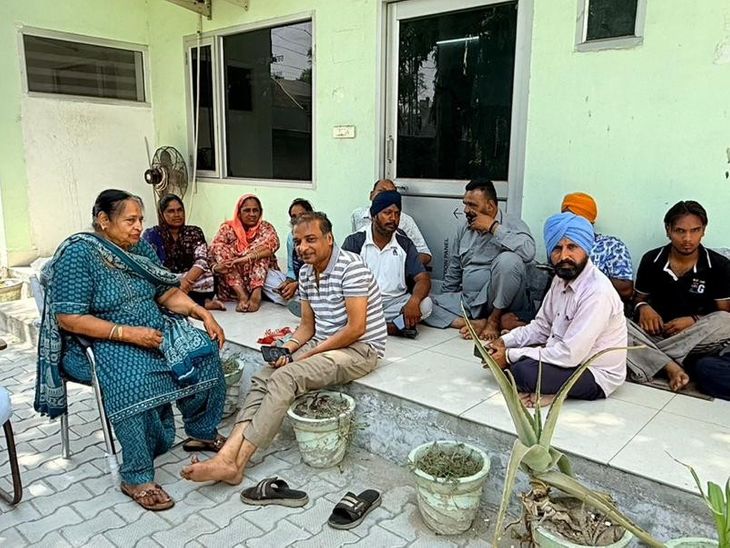 बरनाला में ईओ ऑफिस के बाहर लोगों का धरना:  सीवरेज के गंदे पानी से परेशान; प्रशासन पर अनदेखी का आरोप – Barnala News