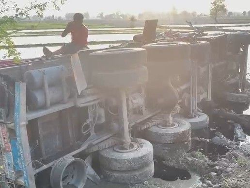 पठानकोट में बस-ट्रक की टक्कर, 30 यात्री घायल:  जम्मू-दीनानगर हाईवे पर हुआ हादसा, एंबुलेंस और लोगों ने निजी गाडि़यों से घायलों को पहुंचाया अस्पताल – Pathankot News