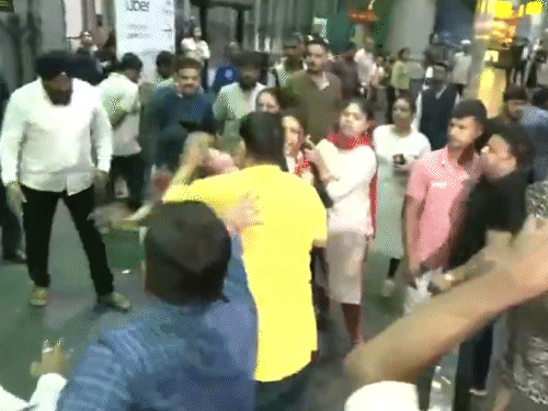 अभिषेक बनर्जी के पहुंचने से पहले कोलकाता एयरपोर्ट पर बवाल:  TMC-BJP कार्यकर्ताओं में मारपीट; दावा- भाजपा कार्यकर्ता अंडे लेकर पहुंचे थे