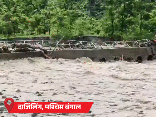 कोलकाता में प्लेन पर बिजली गिरी, 142 यात्री सवार थे:  दार्जिलिंग में पुल बहा, शिमला में लैंडस्लाइड; झारखंड में बिजली गिरने से 8 की मौत
