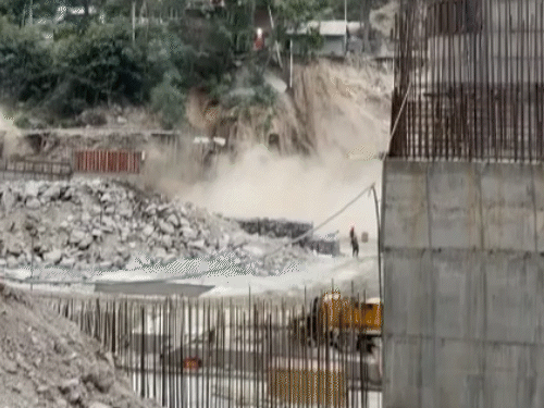 हिमाचल में लैंडस्लाइड का VIDEO:  मजदूरों ने भागकर बचाई जान, शोंगटोंग प्रोजेक्ट की साइट पर चल रहा था काम, तभी पहाड़ी-पेड़ गिरे – Kinnaur News