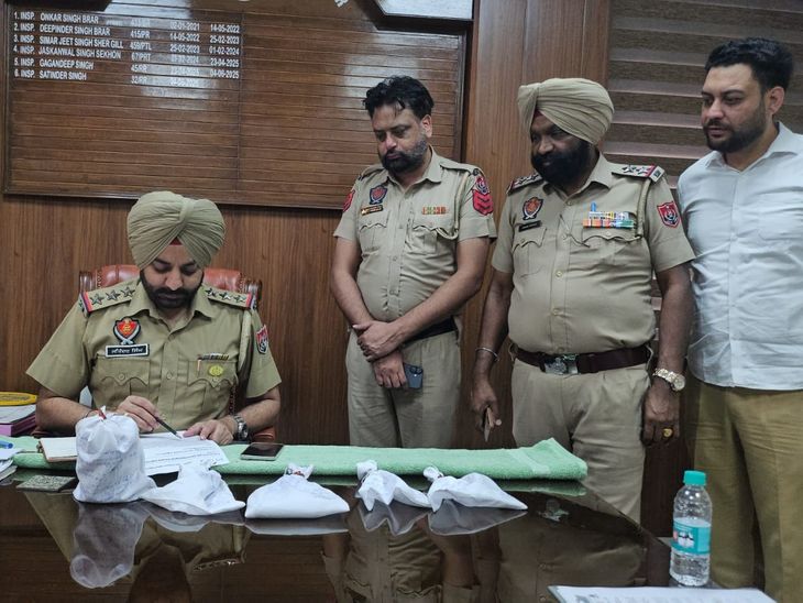 जीरकपुर में हेरोइन समेत 4 गिरफ्तार:  पुलिस ने फ्लैट में की रेड, लिफाफे फेंक लगे भागने; फॉयल पेपर और इलेक्ट्रॉनिक कांटा बरामद – Mohali News