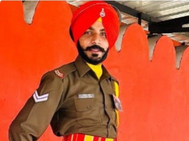 छुट्टी से लौट रहे फौजी की सड़क हादसे में मौत:  अमृतसर-बठिंडा हाईवे पर लकड़ी की ट्रॉली से टकराई कार, सिर में चोट से गई जान – tarn-taran News