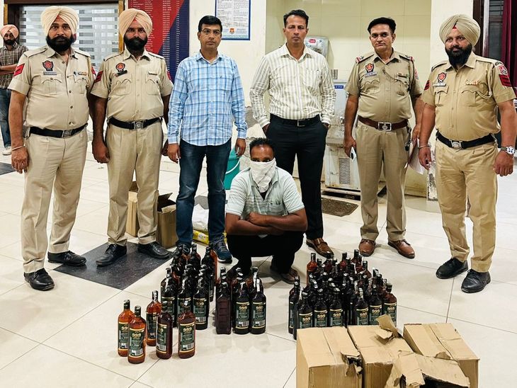 मोहाली में मिला अवैध शराब का चलता फिरता गोदाम:  दो स्कूटर और कार मे छिपाई 10 पेटी 5 बोतल शराब बरामद, एक आरोपी गिरफ्तार – Kharar News