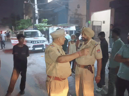 लुधियाना में ट्रक पार्किंग पर खूनी बवाल:  अंबेडकर नगर में लक्की और बोनी गुटों में चले ईंट-पत्थर, महिला का दावा- ‘5 राउंड फायरिंग हुई’; पुलिस ने नकारी गोली चलने की बात – Ludhiana News