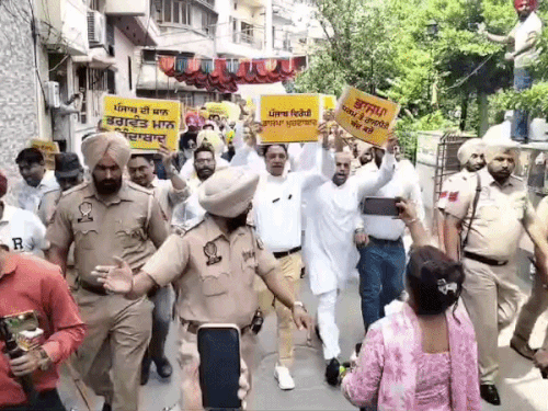 अमृतसर में AAP कार्यकर्ताओं ने घेरा तरुण चुघ का घर:  नारेबाजी की, धर्म की राजनीति का लगाया आरोप; बोले- लालच में आने वाले नहीं – Amritsar News
