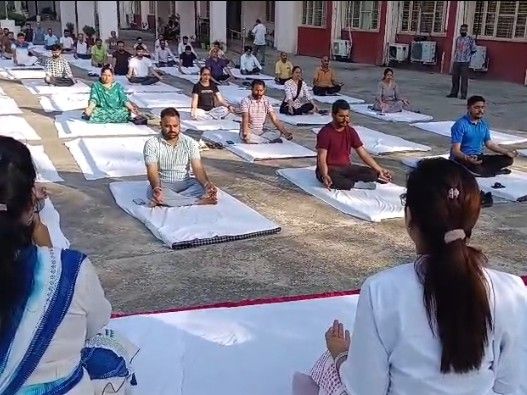 पठानकोट कोर्ट कॉम्प्लेक्स में न्यायिक अधिकारियों ने किया योग:  योग गुरु मोहिनी ठाकुर ने न्यायिक अधिकारियों, कर्मचारियों और वालंटियर्स को सिखाए योगासन – Pathankot News