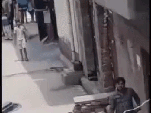 अमृतसर में नशा-बेचने से रोकने पर घर में घुसकर पथराव:  Video, दातरों के साथ आए नौजवानों ने की गाली-गलौज, 1 गिरफ्तार – Amritsar News