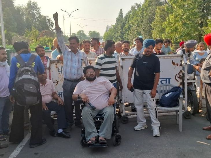 पंजाबी यूनिवर्सिटी में नॉन-टीचिंग स्टाफ का प्रदर्शन:  वेतन और पदोन्नति को लेकर गेट बंदकर की नारेबाजी, आंदोलन तेज करने की चेतावनी – Patiala News