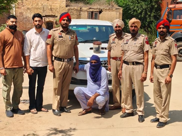 मोगा में अवैध पिस्तौल, 4 कारतूस सहित युवक गिरफ्तार:  चेकिंग में फॉर्च्यूनर से बरामद हुए हथियार, लिंक तलाश रही पुलिस, गाड़ी जब्त – Moga News