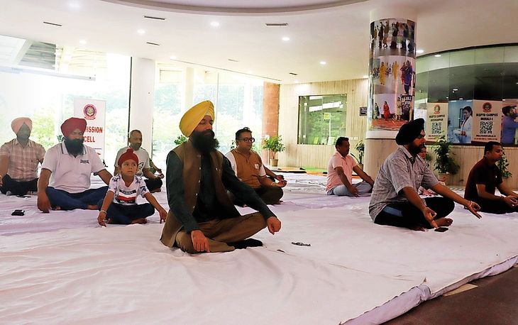 बौद्धिक और आध्यात्मिक संतुलन बनाता है योग – Jalandhar News