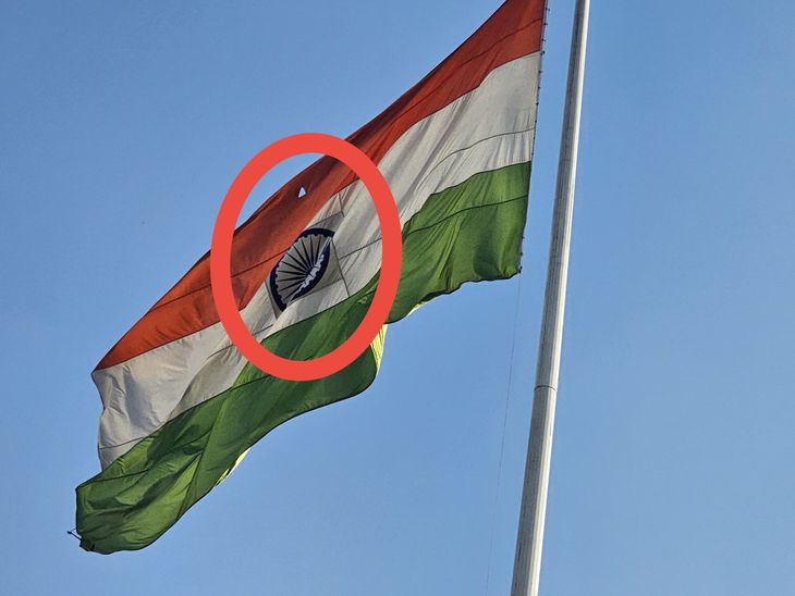 डेराबस्सी बस स्टैंड से उतारा गया फटा तिरंगा:  लेकिन ध्वज को संभालने के तरीके पर नागरिकों ने उठाए सवाल – Mohali News