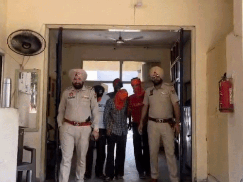 अमृतसर पुलिस की बड़ी कामयाबी:  विदेश में बैठे हैंडलरों और घनशामपुरिया-गैंग से जुड़े 3-शूटर गिरफ्तार, पेट्रोल पंप लूट सहित 6 वारदातों का खुलासा – Amritsar News
