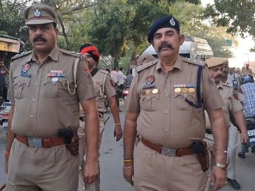 अमरनाथ यात्रा से पहले सुजानपुर में पुलिस का फ्लैग मार्च:  अधिकारियों ने सुरक्षा व्यवस्था का जायजा लिया, लोगों को सतर्क रहने की अपील – Pathankot News