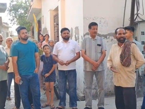 पठानकोट में दिनदहाड़े घर के बाहर बाइक ले गए चोर:  वारदात CCTV में कैद, क्षेत्र में नशेडि़यों का आतंक, चोरी की घटनाओं में आई बाढ़ – Pathankot News