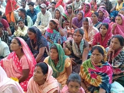 पठानकोट में मजदूरी को लेकर भट्ठा मजदूरों का फूटा गुस्सा:  DC ऑफिस पर धरना, अफसरों से मिलकर मालिकों पर शोषण का आरोप – Pathankot News