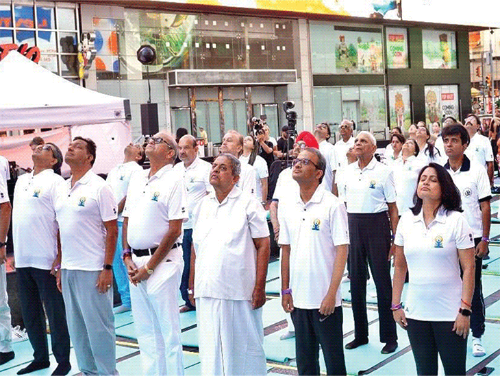 न्यूयॉर्क के टाइम्स स्क्वायर में 12,000 लोगों ने योग किया:  इंडियन कॉन्सुलेट में कई देशों के राजनयिक शामिल हुए