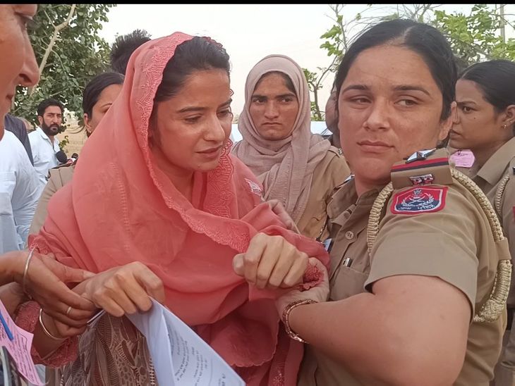 CM मान की लोक मिलनी से पहले सियासी हंगामा:  मानसा में कांग्रेस-अकाली नेताओं को हिरासत में लिया, पत्रकारों ने पुलिस पर बदसलूकी के आरोप लगाए – Mansa News