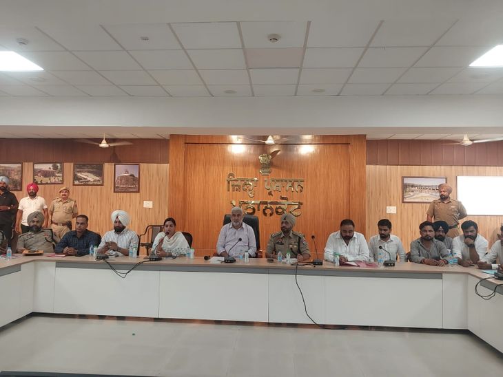 पठानकोट में बोले कैबिनेट मंत्री लाल चंद:  नशा तस्करों को बख्शा नहीं जाएगा: कटारूचक्क ने ‘युद्ध नशों के विरुद्ध’ अभियान की समीक्षा की – Pathankot News