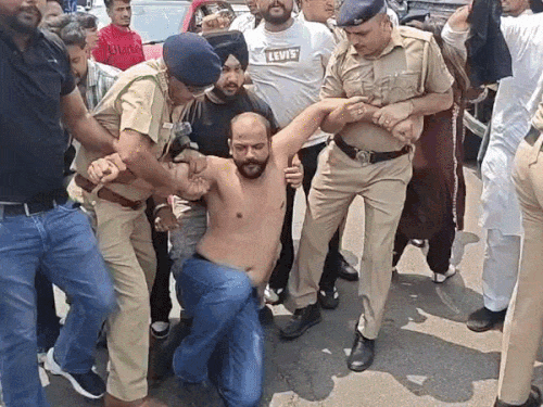 चंडीगढ़ में यूथ कांग्रेस कार्यकर्ता गिरफ्तार:  शिक्षा मंत्री धर्मेंद्र प्रधान का कर रहे थे विरोध, 1975 में लगाए गए आपातकाल के विरोध में कार्यक्रम – Chandigarh News