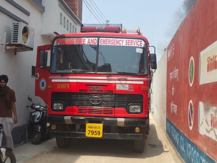 कपूरथला टेंट हाउस गोदाम में भीषण आग:  बुझाने में लगीं दमकल की पांच गाडि़यां, लाखों रुपए का सामान हुआ खाक, कारणों का पता नहीं – Kapurthala News