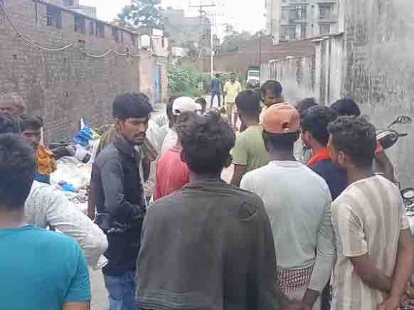 जालंधर में करंट लगने से मजदूर की मौत:  छत पर लेटर डालते समय हाई वोल्टेज तारों की चपेट में आया, अस्पताल ले जाते समय हुई मौत – Jalandhar News