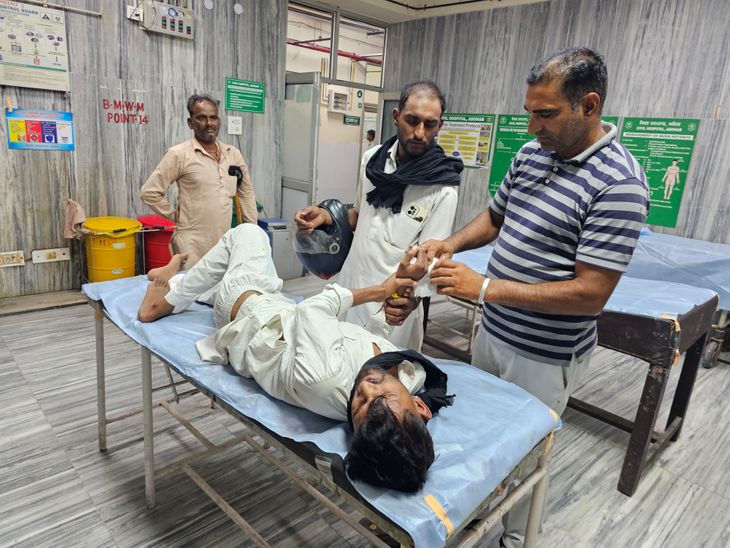अबोहर में 1500 रुपए की मजदूरी मांगने पर विवाद:  दिव्यांग पिता-बेटे पर हमला, कापे के वार से बेटे की उंगली कटी – Abohar News