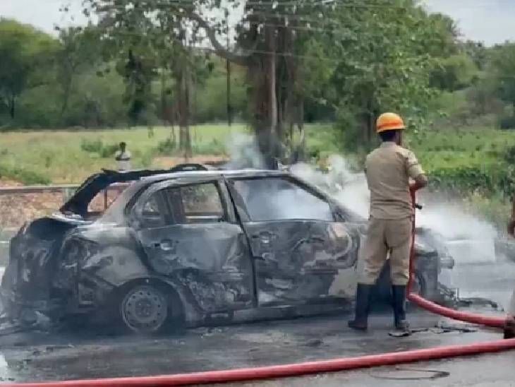 कर्नाटक में हाईवे पर कार में धमाका, युवक की मौत:  साथ बैठी युवती को चाकू मारा तो वह कूद गई, ड्राइवर भी जख्मी