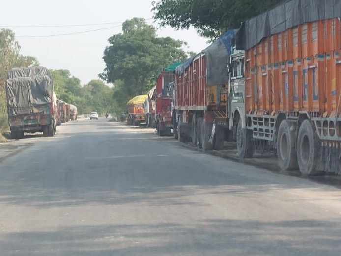 नकोदर में टोल प्लाजा के पास ट्रकों की अवैध पार्किंग:  सड़क टूटी, हादसे बढ़े; लोगों ने ढाबा मालिकों और पुलिस की भूमिका पर उठाए सवाल – Nakodar News