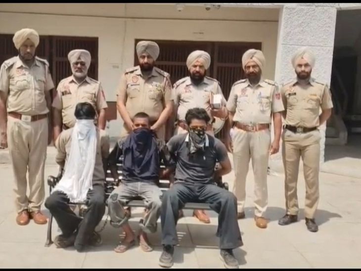 डेरा बाबा नानक पुलिस ने 3 आरोपी गिरफ्तार किए:  एक से बिना नंबर की बाइक और अवैध पिस्तौल बरामद, दो से हेरोइन बरामद – Batala News