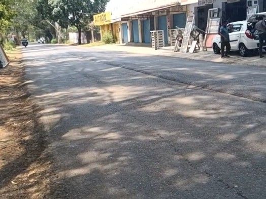 पठानकोट-जुगियाल जर्जर मार्ग पर फूटा ग्रामीणों का गुस्सा:  अधूरे निर्माण व 5 इंच गहरे किनारों से हो रहे हादसे, PWD के खिलाफ प्रदर्शन – Pathankot News
