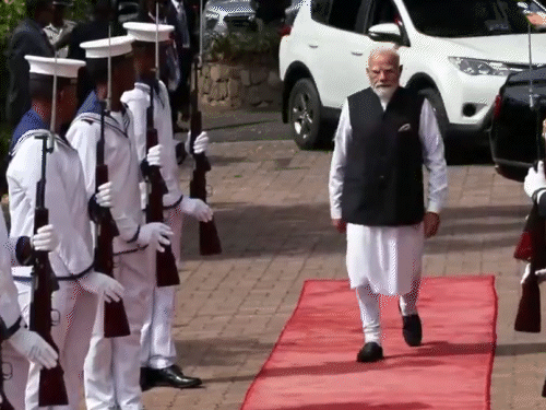 सेशेल्स में मोदी को गार्ड ऑफ ऑनर दिया गया:  राष्ट्रपति पैट्रिक के साथ द्विपक्षीय बैठक शुरू; पीएम संसद को संबोधित करेंगे