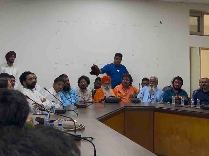 वाल्मीकि तीर्थ ‘कार सेवा’ पर अहम बैठक:  जालंधर में पंजाब के धार्मिक प्रचारक और नेता जुटे, कार सेवा और विकास कार्यों पर चर्चा – Jalandhar News