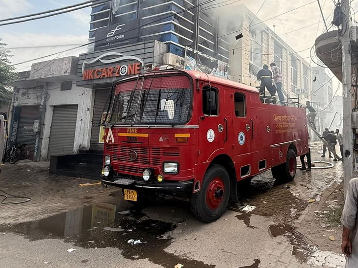 बरनाला में बंद शोरूम की पहली मंजिल पर लगी आग:  धुआं उठता देख मची अफरा-तफरी, फायर ब्रिगेड ने पाया काबू; शॉर्ट सर्किट की आशंका – Barnala News