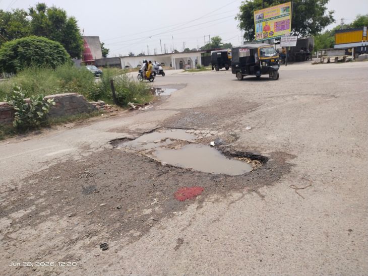 नूरमहल बाईपास चौक पर पुली धंसी:  व्यस्ततम मार्ग पर गड्ढों से हादसे की आशंका. 6-7 माह से लापरवाही, टिप्परों के लोड से टाइल्स टूटी – Nakodar News