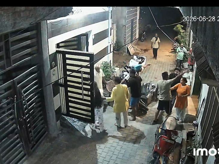 गंदे पानी के विवाद ने लिया हिंसक रूप:  गुरदासपुर में घर में घुसकर हमला, पिता-पुत्र घायल; वारदात CCTV में कैद – Batala News
