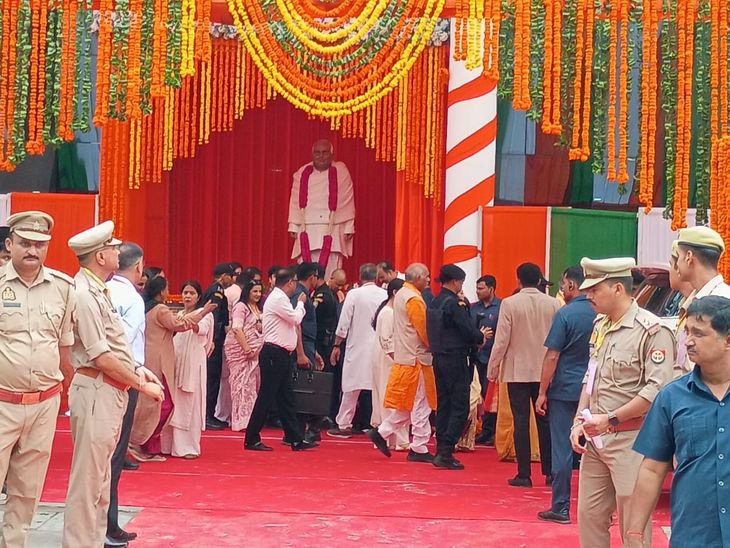 CM योगी ने बरेली में पंडित राधेश्याम की प्रतिमा का अनावरण किया