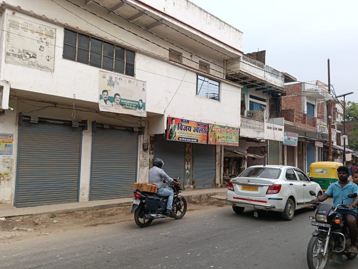 वाराणसी: पिंडरा बाजार में ट्रैक्टर से दुकान तोड़ी; विरोध में 500 दुकानें बंद