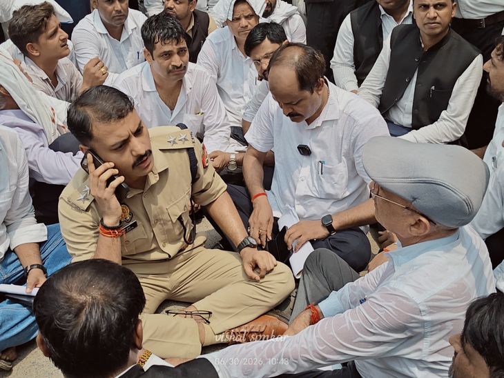 जौनपुर: वकीलों का एसपी कार्यालय पर प्रदर्शन; FIR में रिश्वत के आरोप