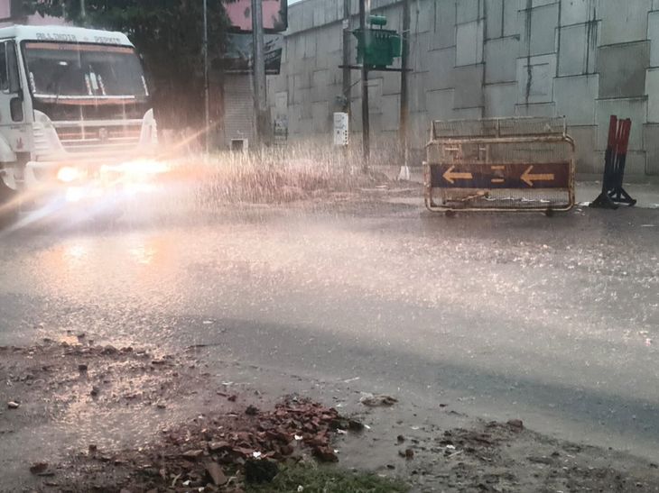 महराजगंज में झमाझम बारिश; उमस भरी गर्मी से मिली राहत; तापमान गिरा
