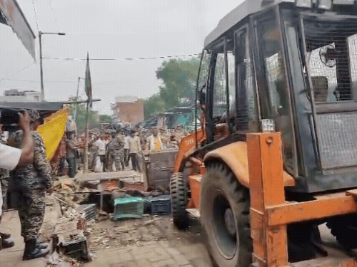 आगरा में पर्यटन थाना रोड पर अतिक्रमण हटा; बुलडोजर से तोड़ी अवैध सब्जी मंडी