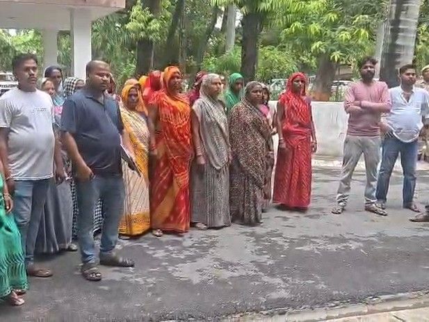 उन्नाव: पिंडोखा में शराब ठेके पर बवाल; ग्रामीणों ने हटाने की मांग की, ज्ञापन सौंपा