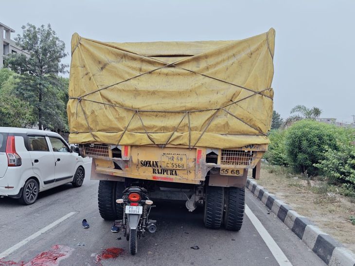 मोहाली में खड़े ट्राले से टकराई बाइक:  दो युवक गंभीर घायल, हादसे के कारणों की जांच में जुटी पुलिस – Mohali News