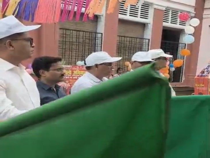 शाहजहांपुर में 'स्कूल चलो' और संचारी रोग नियंत्रण अभियान शुरू; DM ने दिखाई हरी झंडी