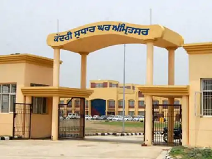 अमृतसर सेंट्रल जेल में बड़ा खुलासा:  वार्डर से चिट्टा, अफीम और मोबाइल बरामद; हवालाती समेत दो पर केस दर्ज – Amritsar News