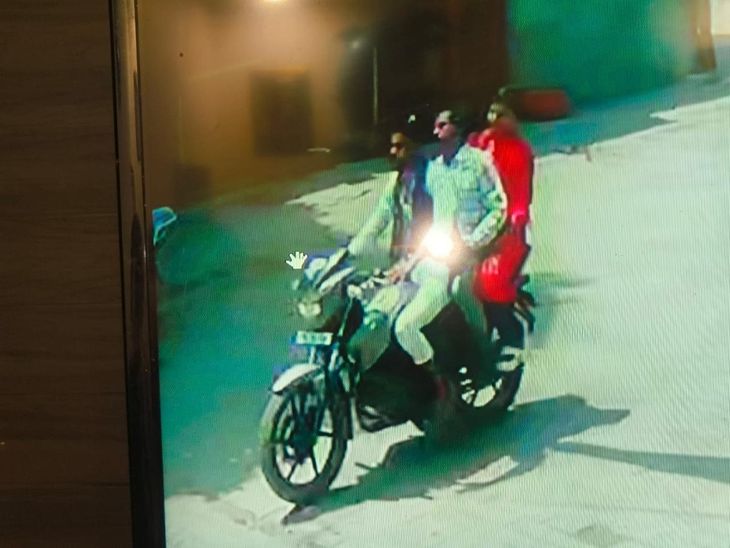 
                 ज्वैलर्स को निशाना बना रहा टप्पेबाज गिरोह:कानपुर देहात में एक ही महिला ने दो ज्वैलरी दुकानों से लाखों के गहने उड़ाए 
            